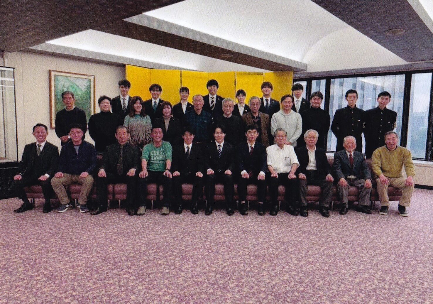 令和7年12月の審査会後の懇親会での集合写真